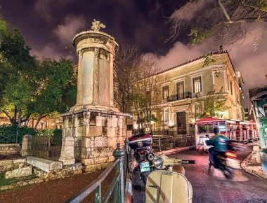 Για τρεις ώρες έμεινε χωρίς ρεύμα η Πλάκα μετά από φωτιά σε υποσταθμό της ΔΕΗ